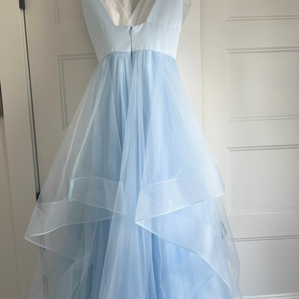 Madison James Cinderella Dress, baby blue, size 0
Bust 30
Waist 24
Length 60 - Picture 9 of 11